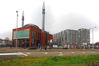 913363 Gezicht op de Ulu Camii Moskee en het appartementencomplex Buenos Aires aan het Moskeeplein te Utrecht, vanaf ...